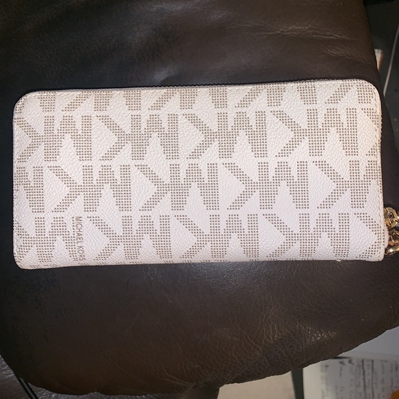 Brand new Michael Kors wallet with wristlet strap - Picture 4 of 8